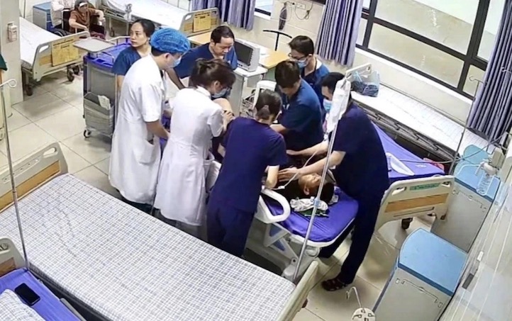 El paciente con shock defensivo fue rescatado por el equipo medico y sobrevivio al peligro. Imagen: TTYT Qing Ba suministrado
