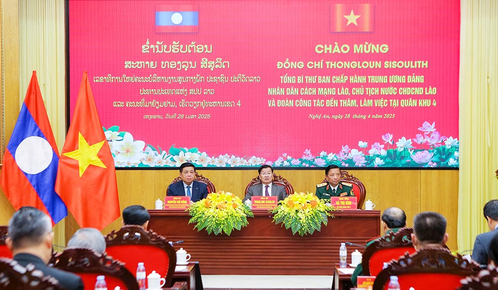 Tong Bi thu Dang Nhan dan Cach mang Lao, Chu tich nuoc Lao Thongloun Sisoulith den tham Quan khu 4. Anh: Ngoc Thang