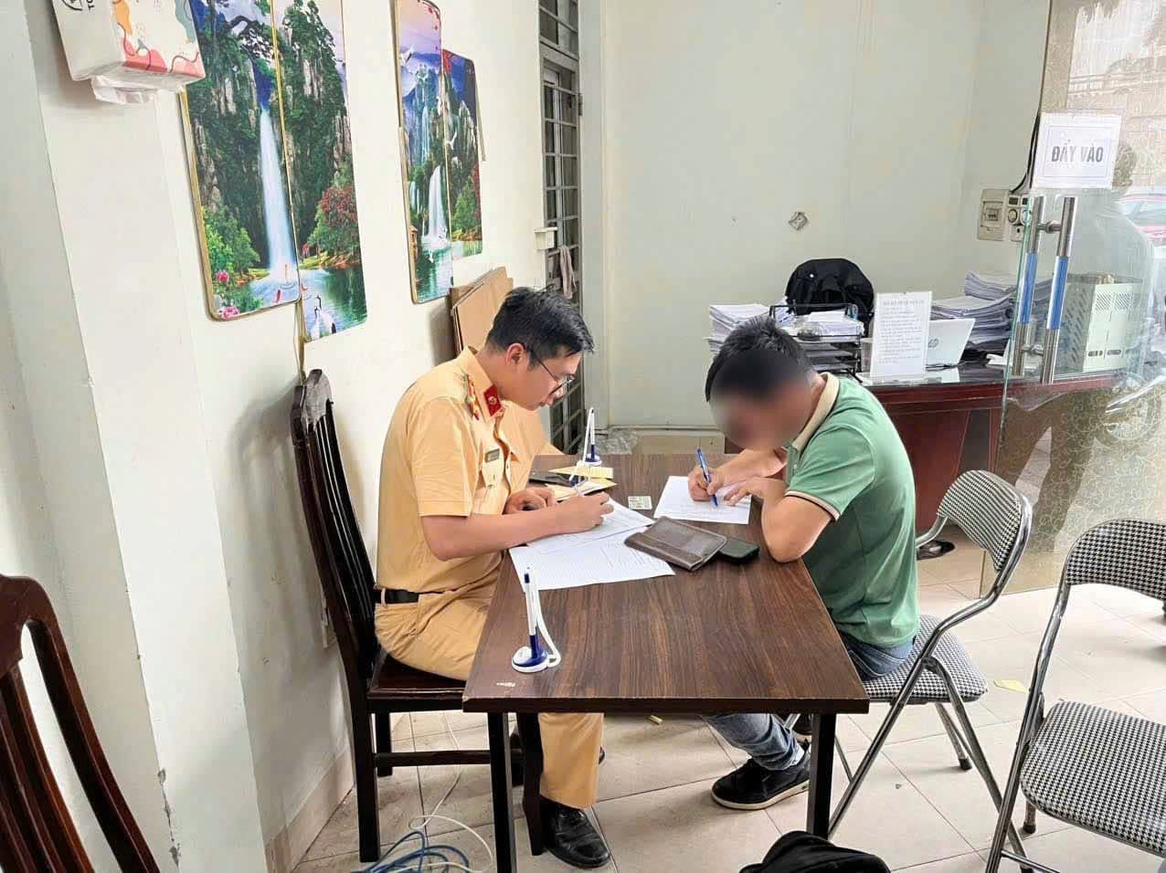 Tai xe lam viec tai co quan cong an. Anh: Cong an cung cap