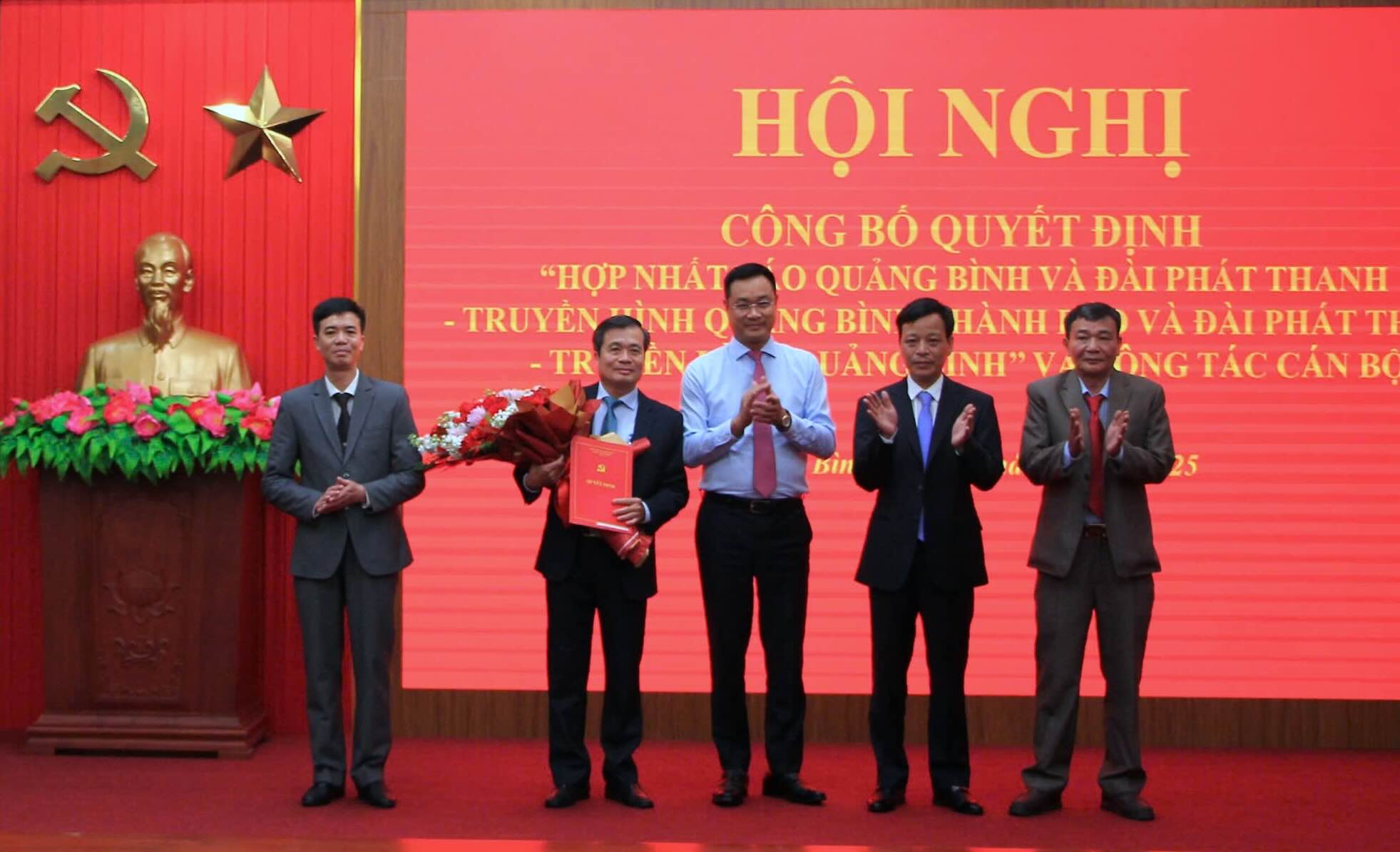 El Sr. Ding Tung Lam fue nombrado Editor General de la Radio y Television de Quang Binh. Despues de la fusion, la unidad tiene 160 empleados. Imagen de la pagina web de la Universidad de Tianjin