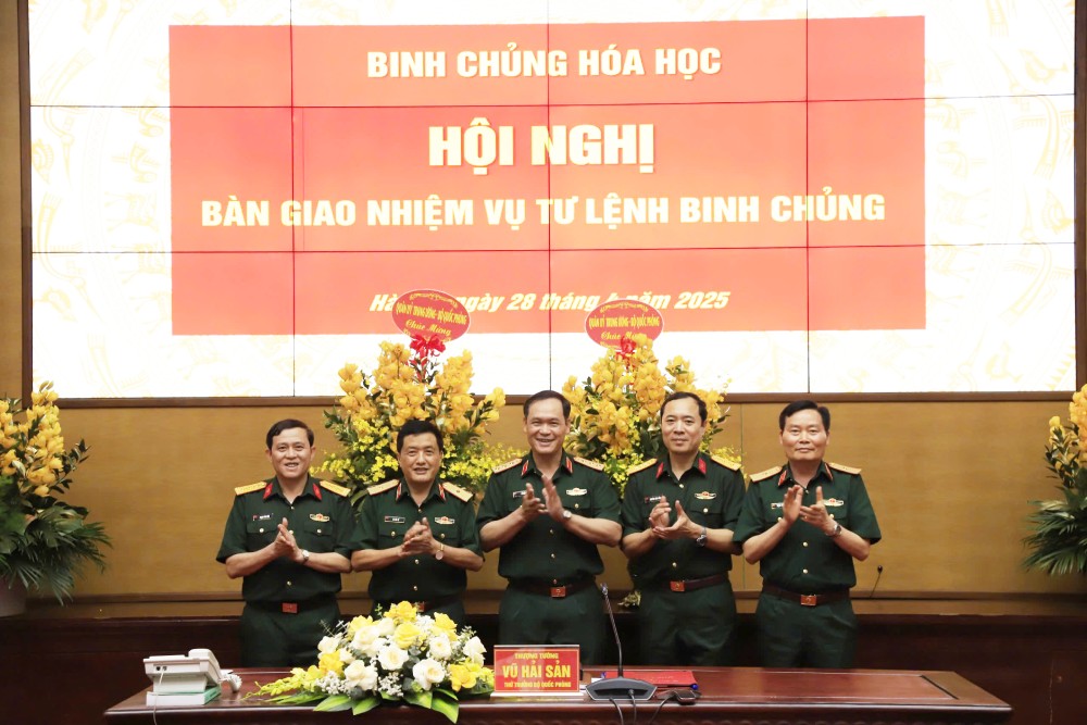 Conference on handover of the duties of Commander of the Chemical Corps between military officers. Photo: binhchunghoahoc.vn