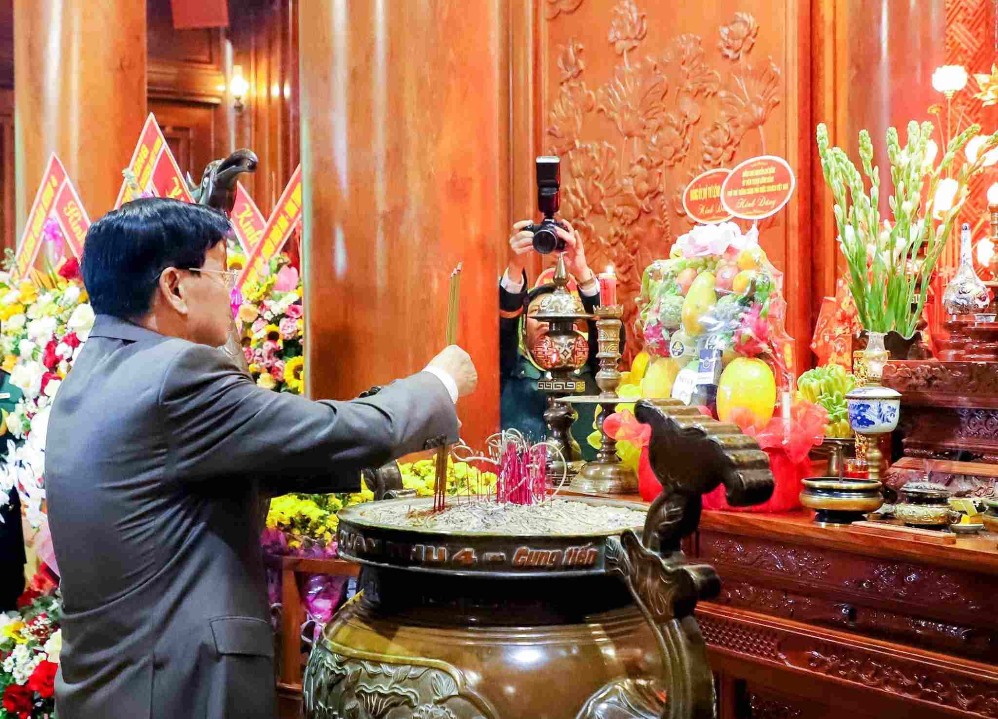 General Secretary of the Lao People's Revolutionary Party and President of Laos Thongloun Sisoulith offered incense to commemorate President Ho Chi Minh. Photo: Pham Bang