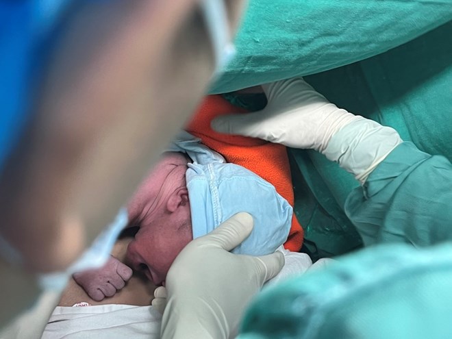 La ilustracion muestra a la gente de Chiang Mai preguntandose sobre el premio por tener un segundo hijo antes de los 35 años. Fuente: El espiritu