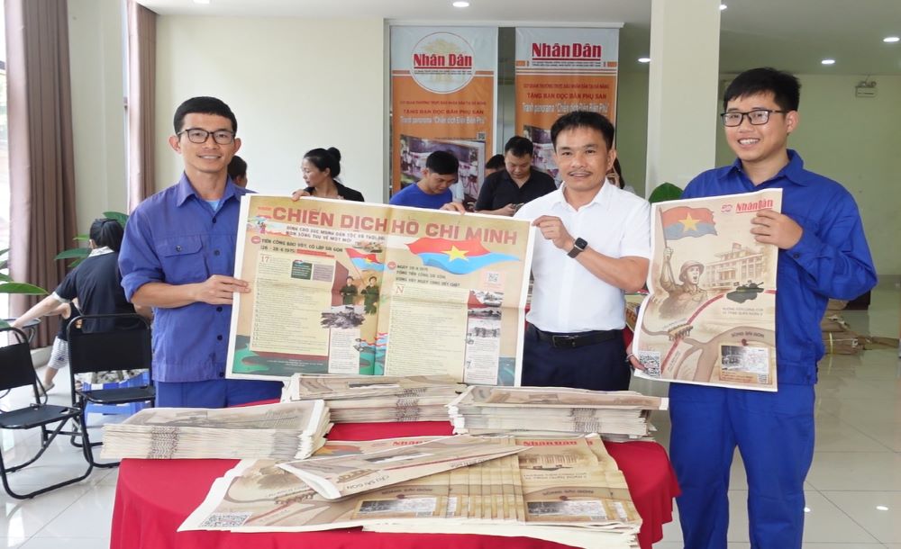5,000 apricot trees to commemorate the Liberation of the South were presented to the people of Da Nang. Photo: Tran Thi