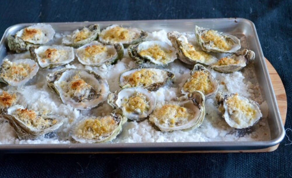 Grilled oysters with yellow lemon garlic sauce have a delicious, unique flavor. Photo: Quoc Chung
