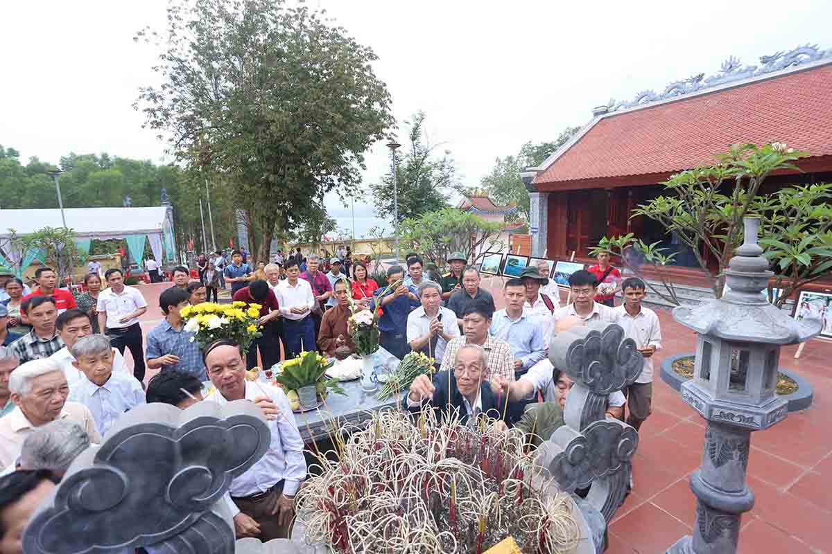 Delegates offer incense at the Heroic Martyrs' Temple in Ke Go Lake. Photo: Truong Tuan.