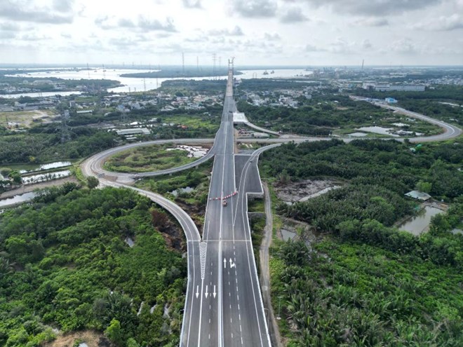 VEC guides traffic at 5 intersections of the Ben Luc - Long Thanh Expressway through Long An, Ho Chi Minh City and Dong Nai provinces. Photo: Tam Phuc