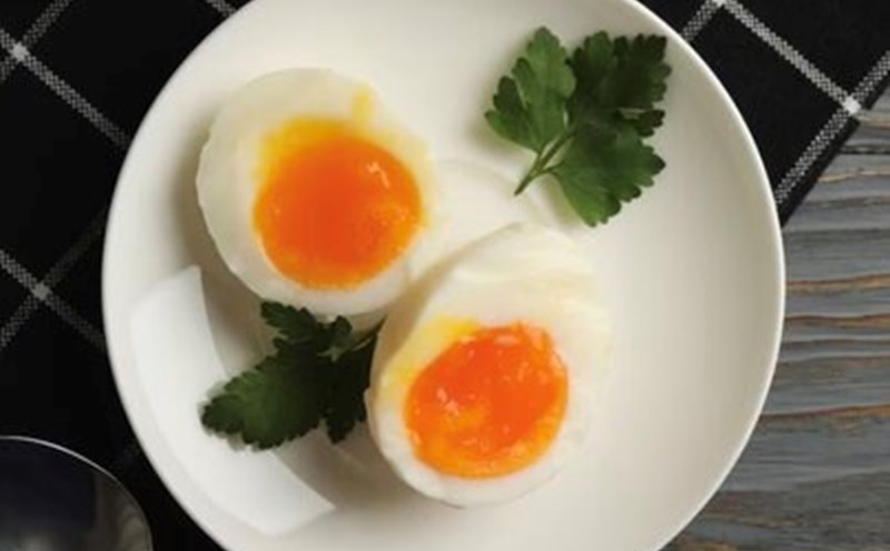 The menu of fried peach eggs with olive oil for the week helps reduce liver fat effectively. Photo: Thuy Duong.