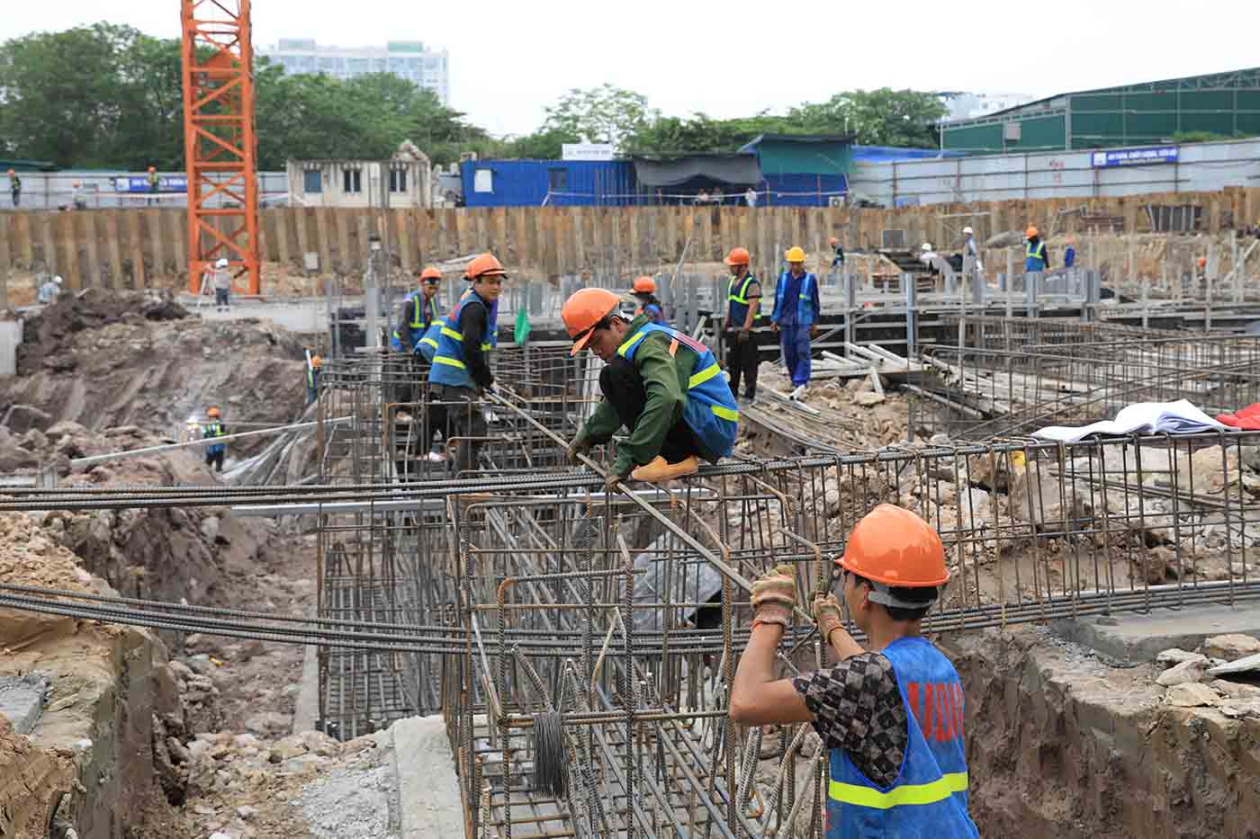 Hien tai, cong nhan cua don vi thi cong dang trien khai phan mong va ham cua cong trinh. Anh: Huu Chanh
