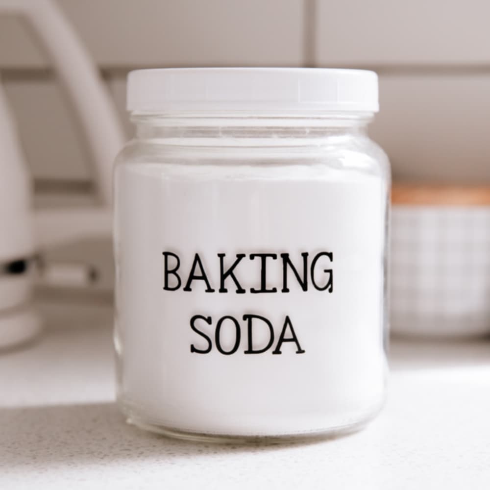 Sử dụng baking soda giúp làm sạch chảo hoặc nồi bị cháy một cách hiệu quả. Ảnh: Đạt​​