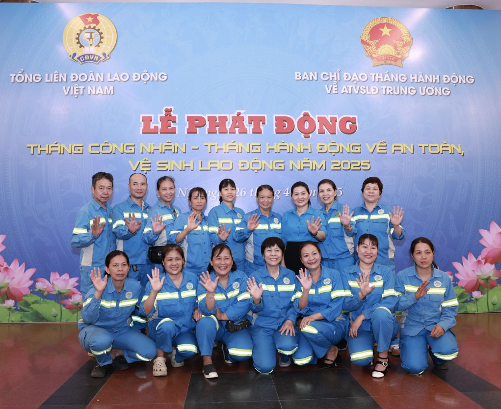 Workers of Hanoi Urban Environment Company Limited attended the launching ceremony of Workers' Month, Month of Action on Occupational Safety and Hygiene (OSH) in 2025. Photo: Hai Nguyen