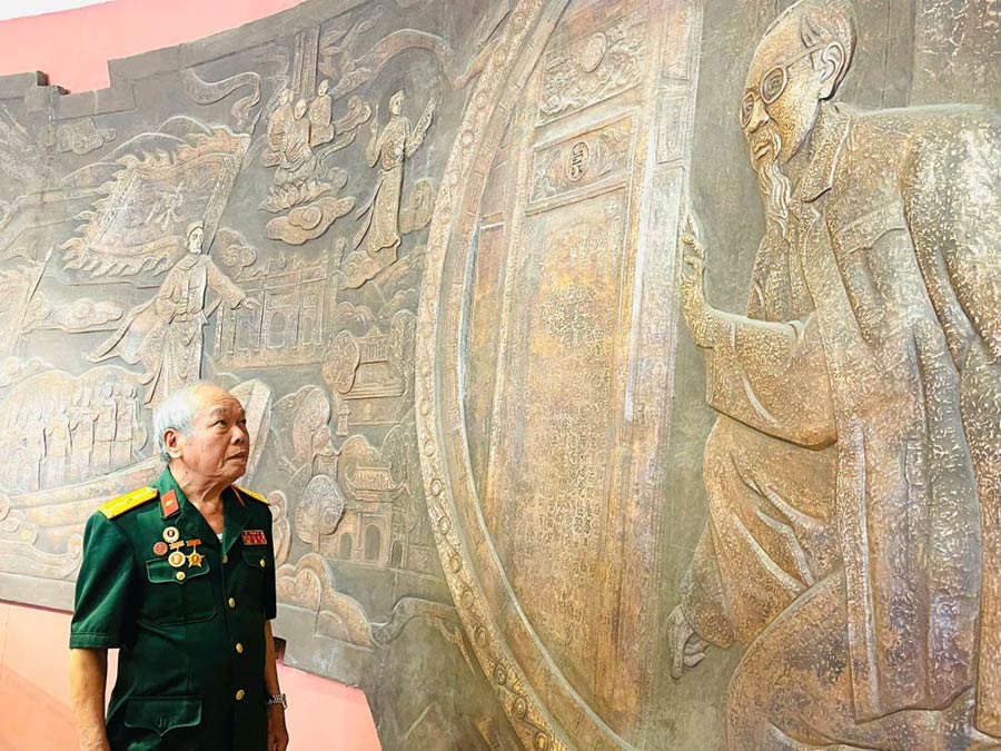 Every April, especially on April 30, Mr. Nguyen Van Tap is moved and moved. Photo: Mai Huong