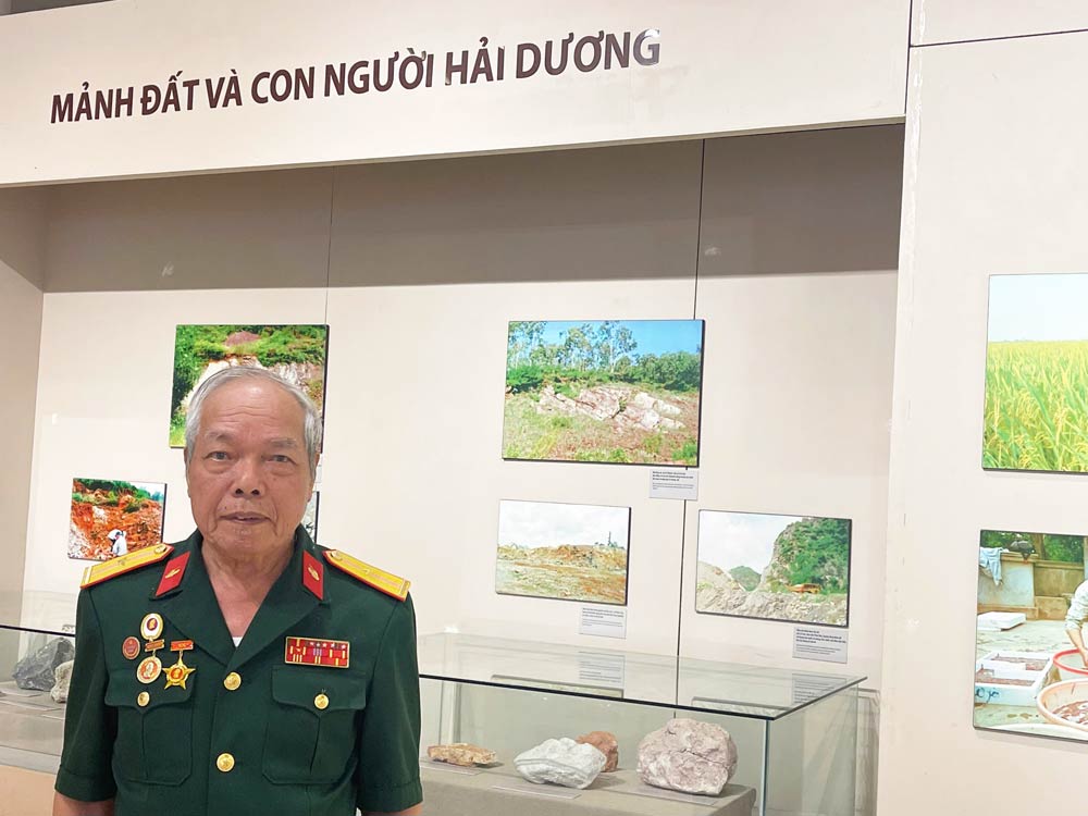 Ngay 30.4.1975, ong Nguyen Van Tap lai chiec xe tang 390 huc do canh cong dinh Doc Lap. Anh: Mai Huong