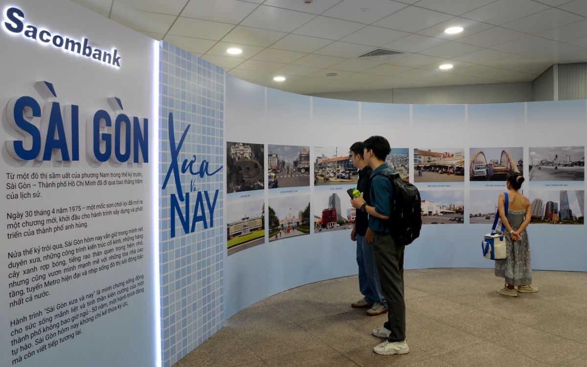 Los visitantes visitan las hermosas fotos de la ciudad de HCMC de antes y ahora, acompañados por el banco Sacombank. Imagen de la pagina web de la Universidad de Hong Kong