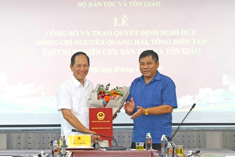 El Viceministro de Minoria y Religion etnica otorgo la decision de retirarse al Sr. Nguyen Quang Hai -Editor -En -Chief de la revista etnica y religiosa de revision. Foto: Ministerio de etnia y religion