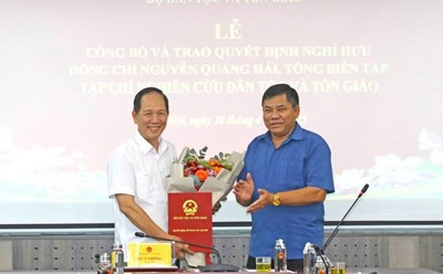 Deputy Minister of Ethnic Minorities and Religions Y Thong presented the Retirement Decision to Mr. Nguyen Quang Hai - Editor-in-Chief of the Journal of Ethnic and Religious Studies. Photo: Ministry of Ethnic Minorities and Religions