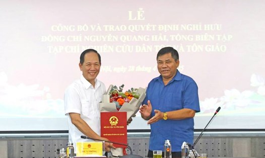 Thứ trưởng Bộ Dân tộc và Tôn giáo Y Thông trao Quyết định nghỉ hưu cho ông Nguyễn Quang Hải - Tổng Biên tập Tạp chí Nghiên cứu Dân tộc và Tôn giáo. Ảnh: Bộ Dân tộc và Tôn giáo