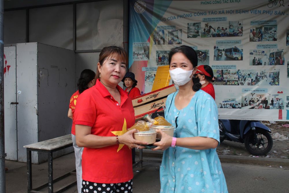 Cientos de comidas gratis para los familiares y pacientes en Danang. Imagen: El agua de la lluvia