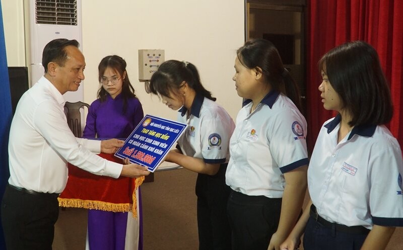 Chu tich Bac Lieu Pham Van Thieu trao hoc bong cho hoc sinh co hoan canh kho khan. Anh: Nhat Ho