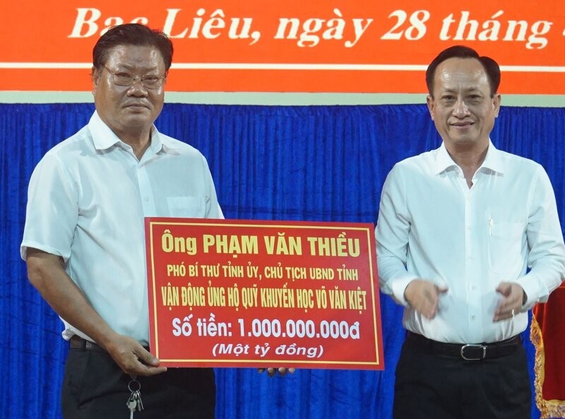 El presidente de la provincia de Baojiu, Fan Wan Thi Dao, ha entregado mil millones de dongs a la Fundacion de Promocion de la Lucha Cientifica de Baojiu. Imagen de un lago en Japon