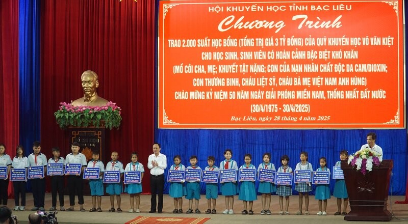 Chu tich tinh Bac Lieu Pham Van Thieu chup anh luu niem cung cac hoc sinh nhan hoc bong khuyen hoc. Anh: Nhat Ho