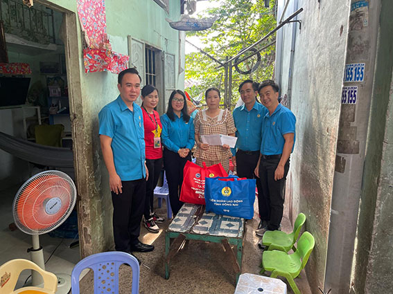 President of Dong Nai Provincial Labor Federation Nguyen Thi Nhu Y visited and presented gifts to workers at the boarding houses. Photo: Ha Anh Chien