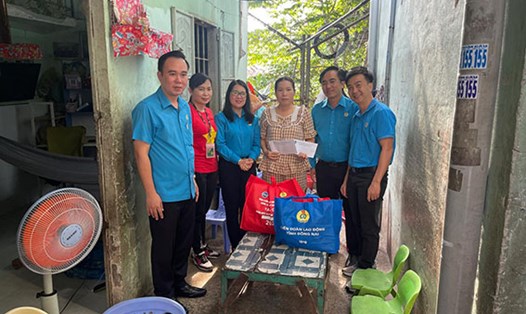 Chủ tịch Liên đoàn Lao động tỉnh Đồng Nai Nguyễn Thị Như Ý đến các nhà trọ thăm, tặng quà người lao động. Ảnh: Hà Anh Chiến