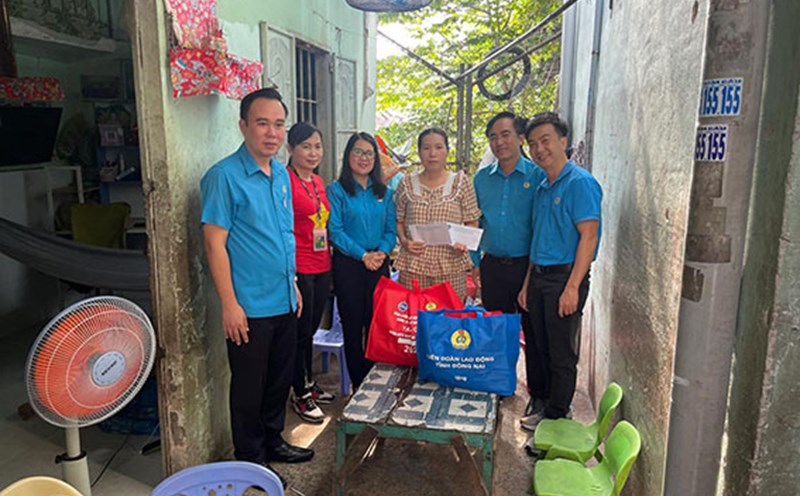 President of Dong Nai Provincial Labor Federation Nguyen Thi Nhu Y visited and presented gifts to workers at the boarding houses. Photo: Ha Anh Chien