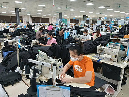 Workers of BGG Yen The Garment Joint Stock Company will receive a bonus of 1 million VND/person for the April 30 - May 1 holiday. Photo: Character provided
