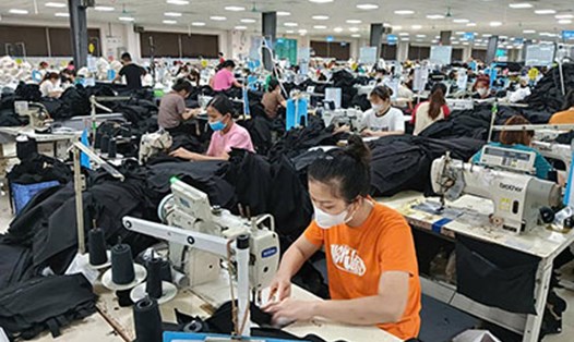 Công nhân Công ty Cổ phần May BGG Yên Thế được nhận tiền thưởng 1 triệu đồng/người dịp lễ 30.4 - 1.5. Ảnh: Nhân vật cung cấp