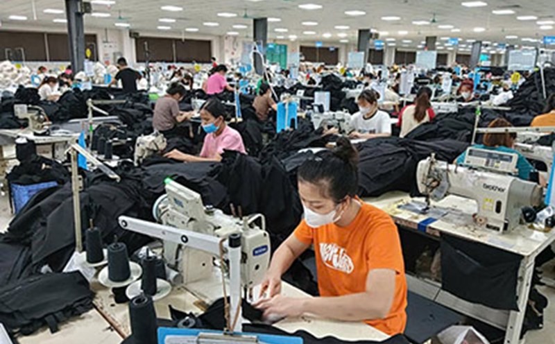 Workers of BGG Yen The Garment Joint Stock Company will receive a bonus of 1 million VND/person for the April 30 - May 1 holiday. Photo: Character provided
