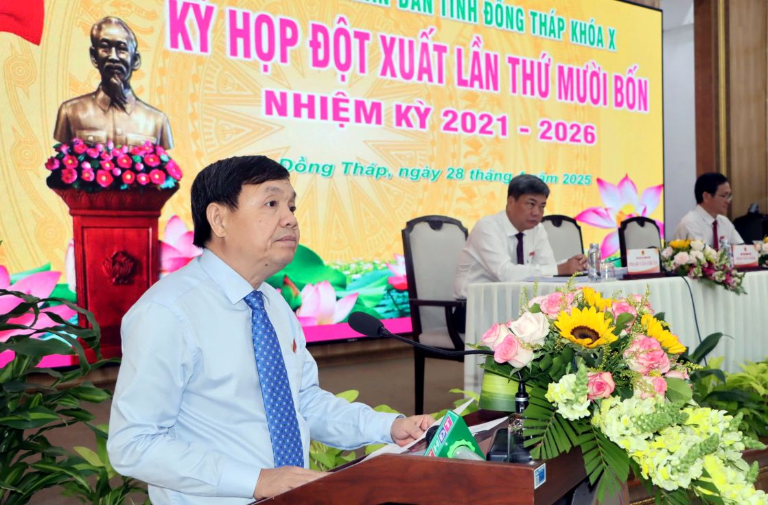 Pho Bi thu Thuong truc Tinh uy, Chu tich HDND tinh Dong Thap Phan Van Thang chu tri ky hop HDND dot xuat lan thu 14 thong qua 8 noi dung quan trong. Anh: Viet Tien.