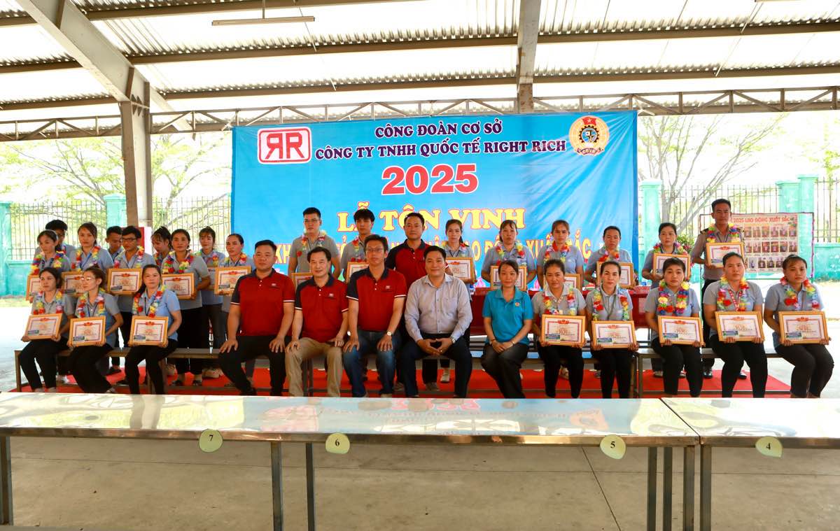 Cac cong nhan dat danh hieu lao dong xuat sac duoc ton vinh, khen thuong. Anh: Duy Tuan
