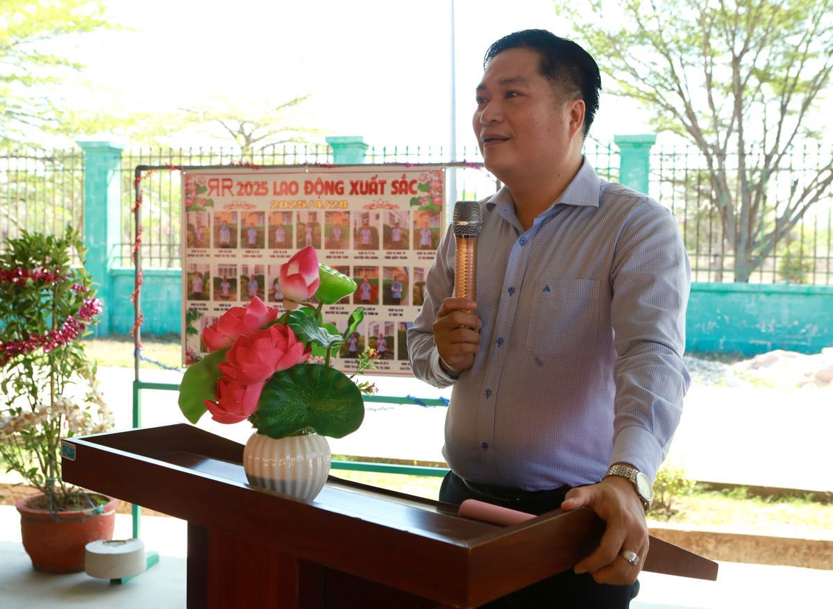 Ong Tran Duy Thanh - Chu tich Cong doan Cac Khu cong nghiep tinh Binh Thuan danh gia cao nhung no luc trong lao dong, san xuat cua cong nhan. Anh: Duy Tuan