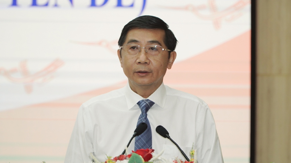 Mr. Le Viet Bac - Director of the Department of Construction presented at the Provincial People's Council meeting on adjusting the investment policy for the Bridge construction investment project on the coastal road connecting from An Bien - Rach Gia city. Photo: Nguyen Anh