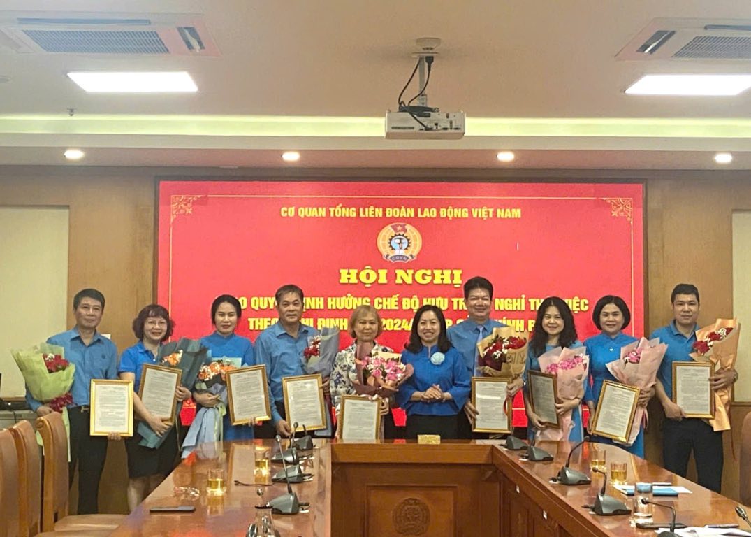 La Sra. Thai Thu Xuong - Vicepresidente Permanente, Jefe de la Agencia General de la LJDVN - dio la decision de disfrutar del regimen de jubilacion segun el Decreto 178 a 8 compañeros y decidio dejar el trabajo a 1 compañero. Imagen de la pelicula