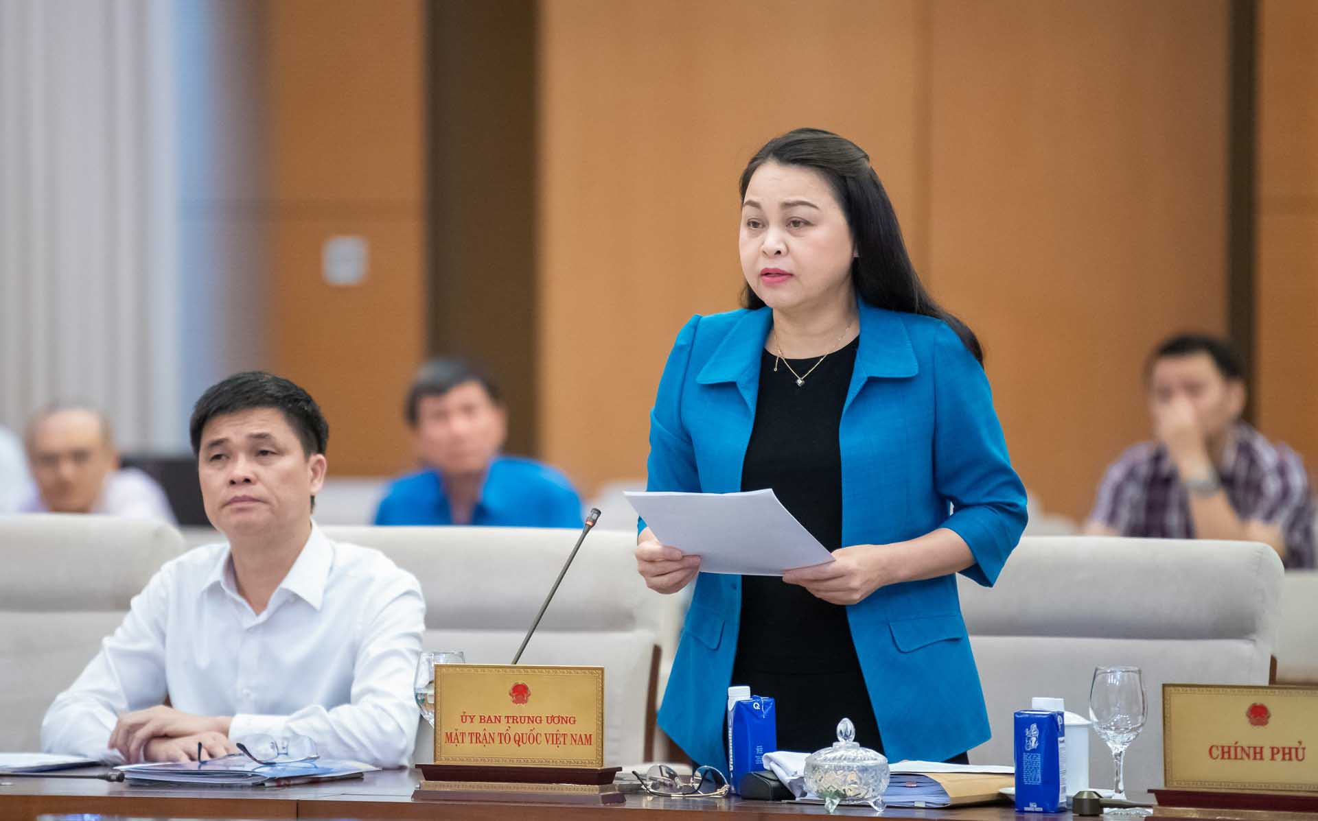 Vice Chairwoman and General Secretary of the Central Committee of the Vietnam Fatherland Front Nguyen Thi Thu Ha reported on the draft Law amending and supplementing a number of articles of the Law of the Vietnam Fatherland Front, the Law on Trade Unions and the Law on Youth. Photo: Quochoi.vn