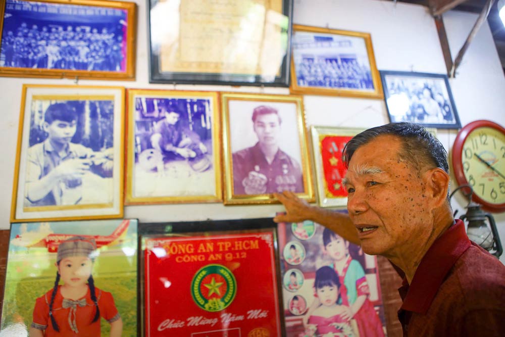 El Sr. Ding nos presento sus fotos de su juventud. Foto: Su hermano