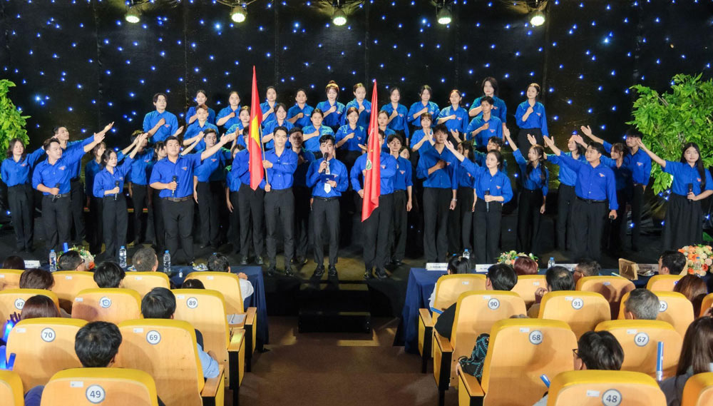 Students of Gia Dinh University turn the tide of history, lighting up memories on April 30.