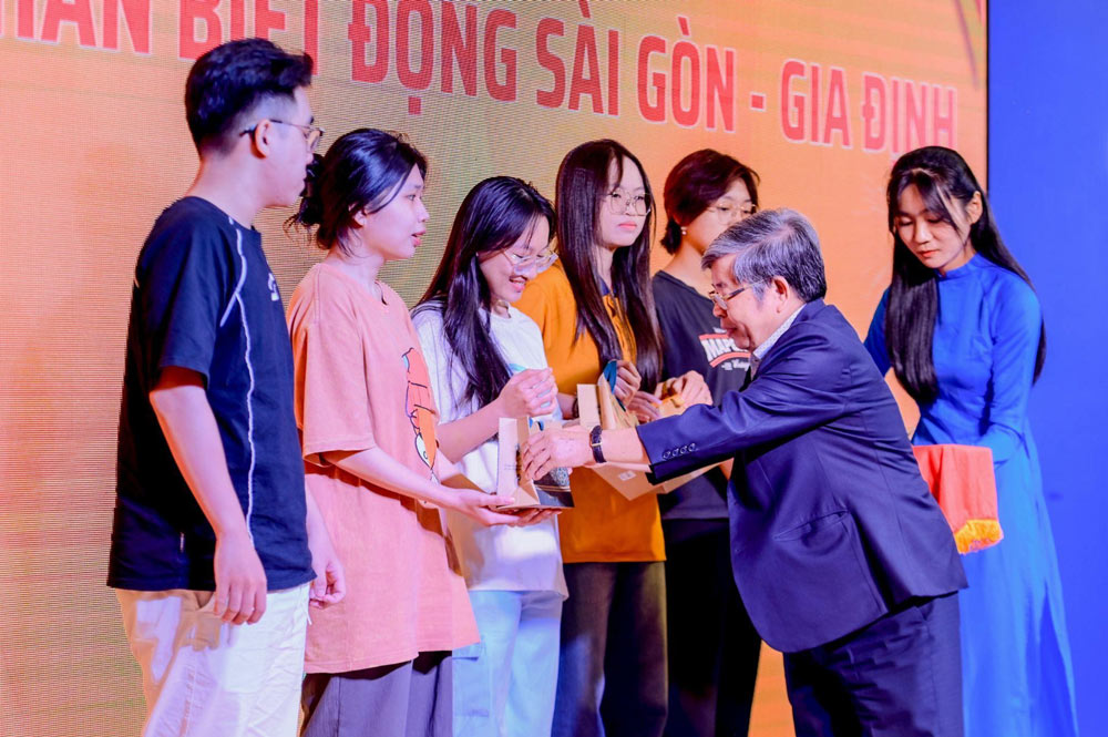 PGS.TS Ha Minh Hong - Pho Chu tich Hoi khoa hoc Lich su TP.HCM trao tang cac phan qua y nghia cho cac sinh vien Truong Dai hoc Gia Dinh khi tham gia trao doi, chia se kien thuc cung chuyen gia.