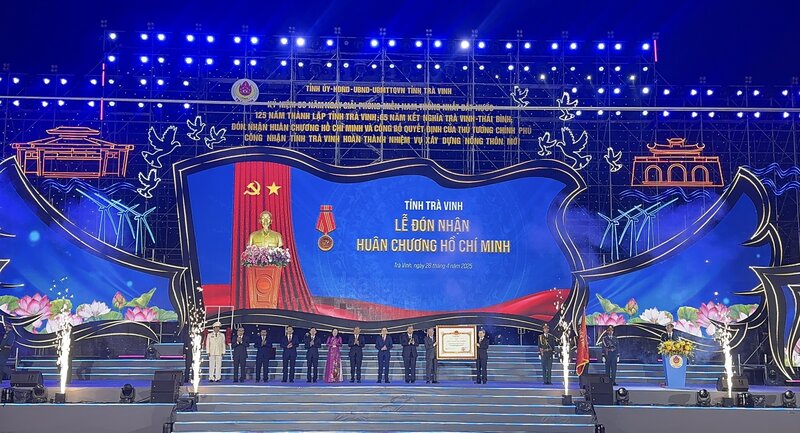 Tra Vinh received the Ho Chi Minh Medal. Photo: Hoang Loc