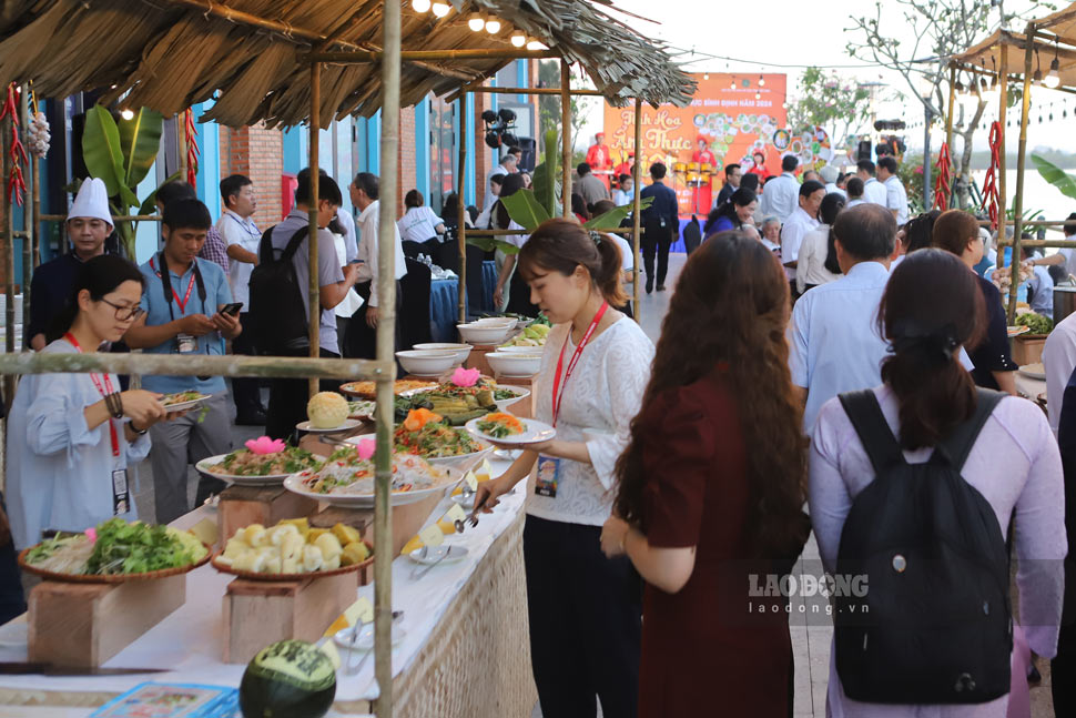 Many visitors participate in the Binh Dinh Culinary Culture Festival. Photo: Phuong Thao