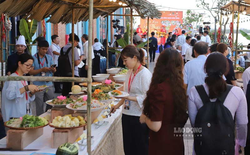 Many visitors participate in the Binh Dinh Culinary Culture Festival. Photo: Phuong Thao