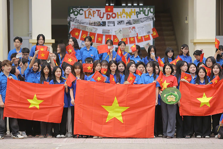 More than 1,000 students in Dien Bien sang "Nhu co Oncle Ho on a day of great joy". Photo: Tang Nhat
