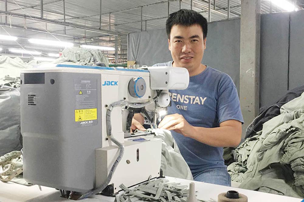 El Rey lee el periodico para informarse. Imagen de la pagina web de la Universidad de Hong Kong