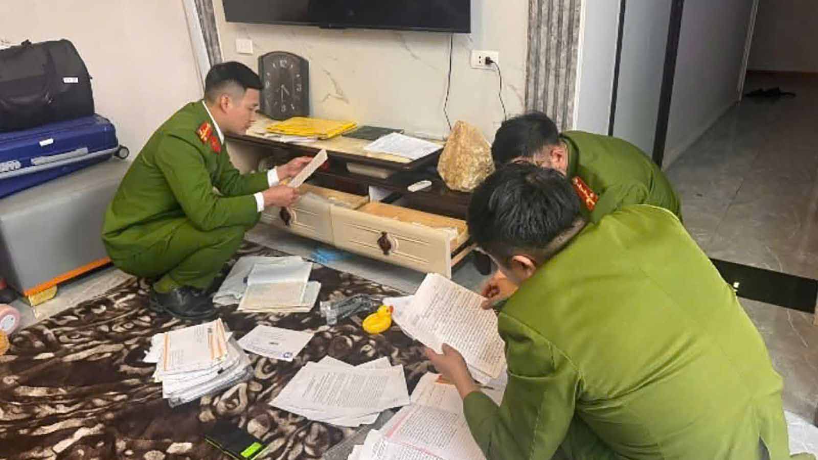 Cơ quan công an khám xét tại nhà đối tượng Dương Thị Du. Ảnh: Công an Bắc Giang

