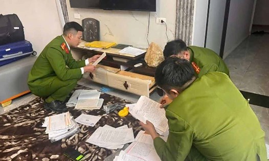 Cơ quan công an khám xét tại nhà đối tượng Dương Thị Du. Ảnh: Công an Bắc Giang