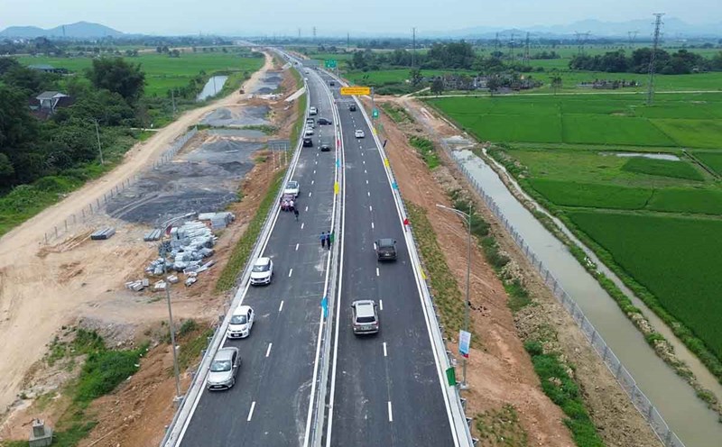 The North - South Expressway section Bai Vot - Ham Nghi and Ham Nghi - Vung Ang officially opened to traffic on the main route at 6:00 p.m. on April 28. Photo: Quang Tuan.