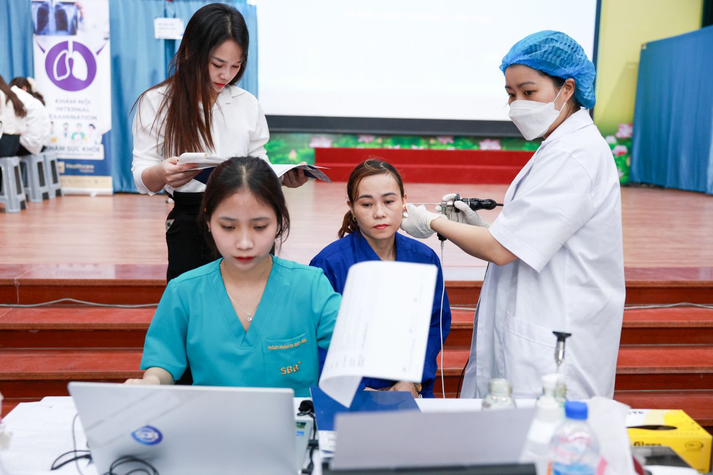 Ms. Nguyen Thi Huong is being examined by doctors for her ear. Photo: Hai Nguyen