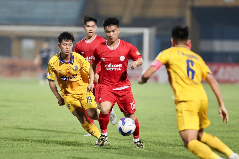 Song Lam Nghe An (yellow) lost 0-1 to The Cong Viettel in round 20 of V.League 2024-2025. Photo: VPF